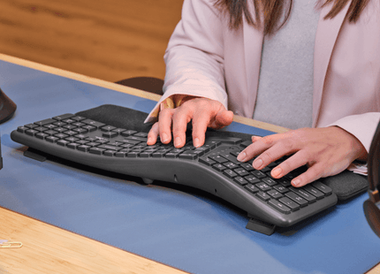 Empaque original del teclado Trust Keyra 25704 con accesorios