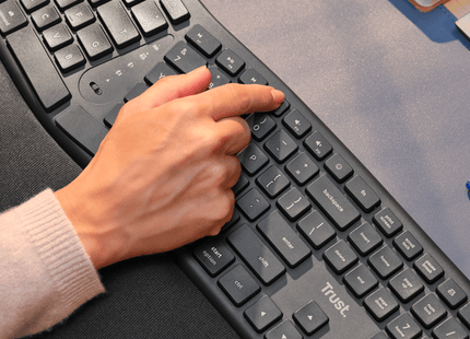 Vista lateral teclado ergonómico Trust Keyra con patas ajustables