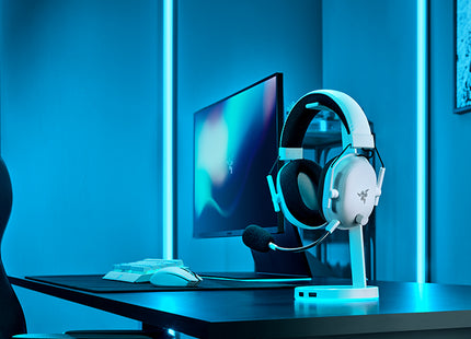 Razer BlackShark V2 Pro blanco RZ04-03220300-R3U1 - audífonos colocados en soporte junto a monitor gaming