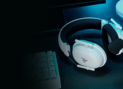 Razer BlackShark V2 Pro blanco RZ04-03220300-R3U1 - vista lateral sobre escritorio gamer