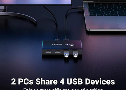 Vista lateral Hub USB UGREEN modelo 30767 con múltiples dispositivos conectados