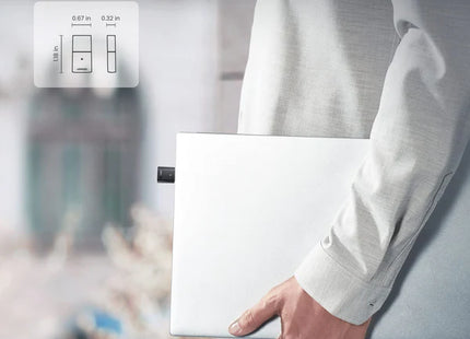 Adaptador Bluetooth USB UGREEN CM390 vista diagonal mostrando diseño compacto