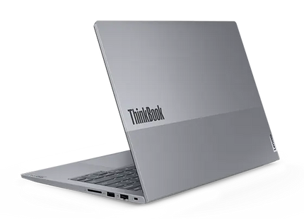 Lenovo ThinkBook 14 Gen 6, vista trasera derecha con tapa parcialmente abierta