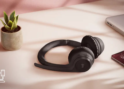 Auriculares Logitech Zone 300 con cable USB y accesorios incluidos